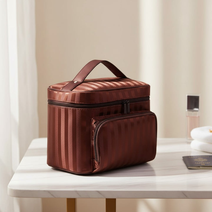 Grand vanity souple femme marron posé sur coiffeuse, parfait pour les voyages