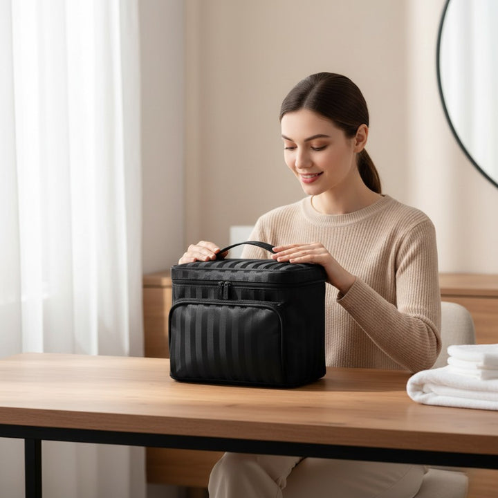 Femme manipulant un grand vanity souple femme noir sur une table – usage quotidien et voyage