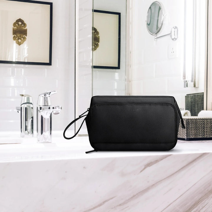 Grande Trousse de toilette Homme, noir, posé sur la vasque de la salle de bain