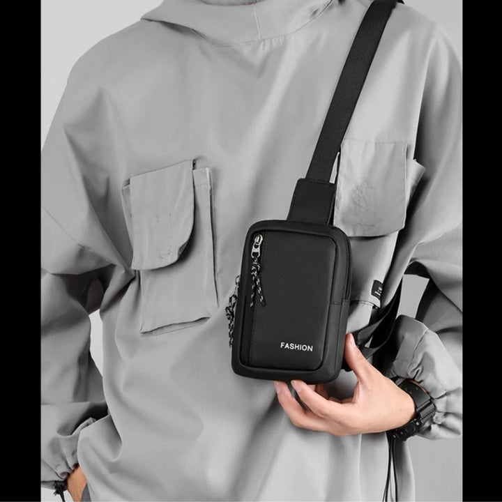 Petit Sac Bandoulière pour Téléphone Portable Homme, porté sur la poitrine
