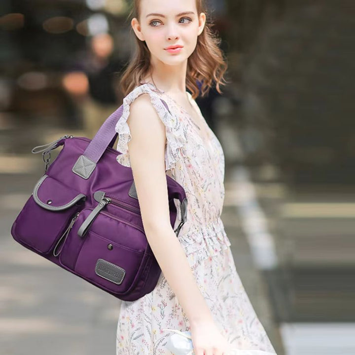 Petit sac bandoulière de voyage femme porté à l'épaule