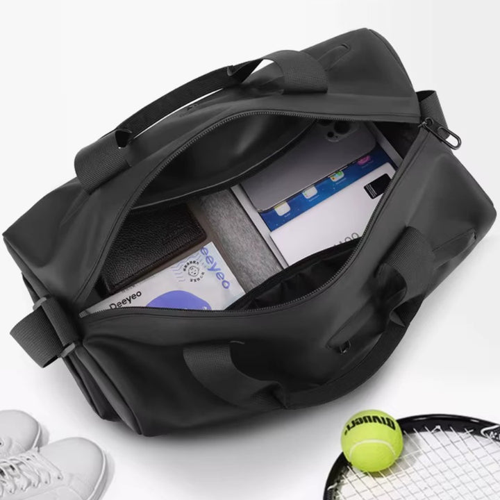Intérieur du petit sac de voyage homme, grande ouverture et rangements pour vêtements et accessoires.