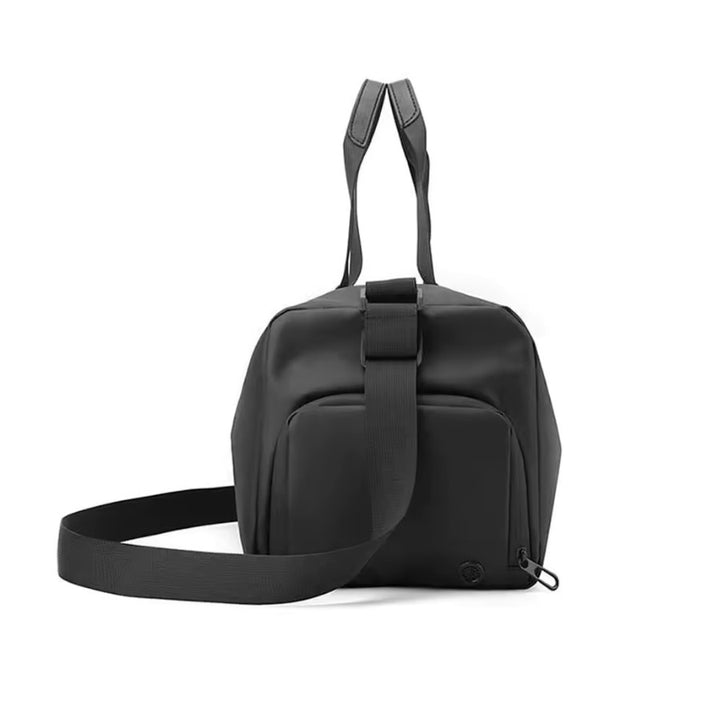 Côté du petit sac de voyage homme, sangle robuste, poche latérale zippée et ancrages de bandoulière.