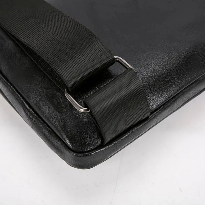 Détail sangle et attache renforcée de la Petite Sacoche Poitrine Homme en simili cuir