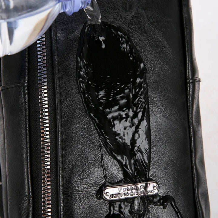 Petite Sacoche Poitrine Homme en cuir PU imperméable – test d’étanchéité avec eau versée sur la surface