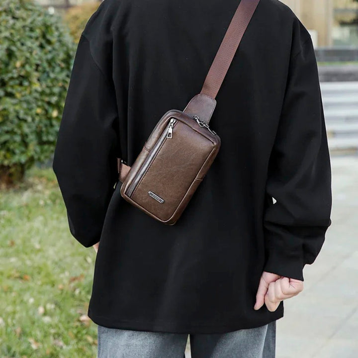 Petite Sacoche Poitrine Homme marron portée dans le dos en bandoulière