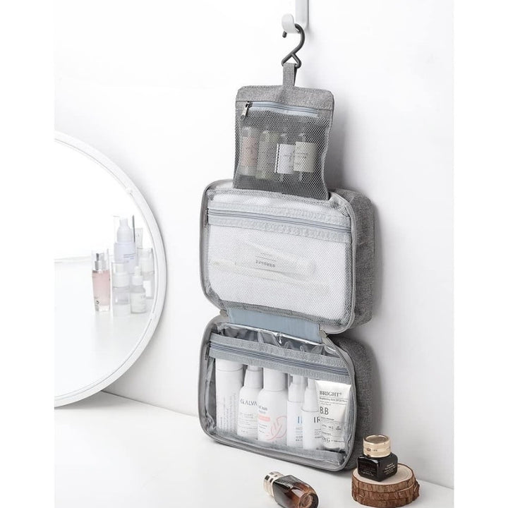 Petite Trousse de Toilette de Voyage à Suspendre, accrochée dans la salle de bain