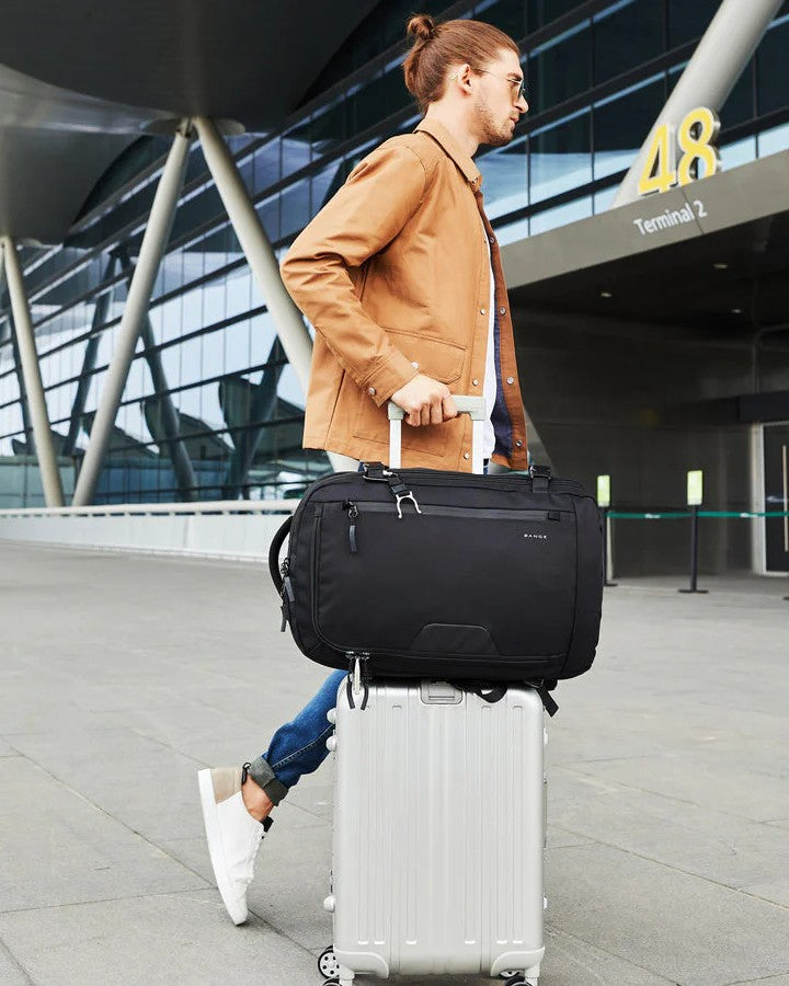 Sac à Dos 55 x 35 x 25 cm - Format Bagage Cabine - fixé sur une valise à roulette, tirer par un homme