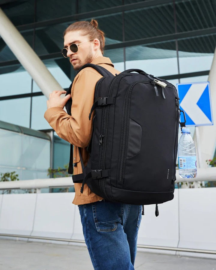 Sac à Dos 55 x 35 x 25 cm - Format Bagage Cabine - porté sur le dos d'un voyageur à l'aéroport