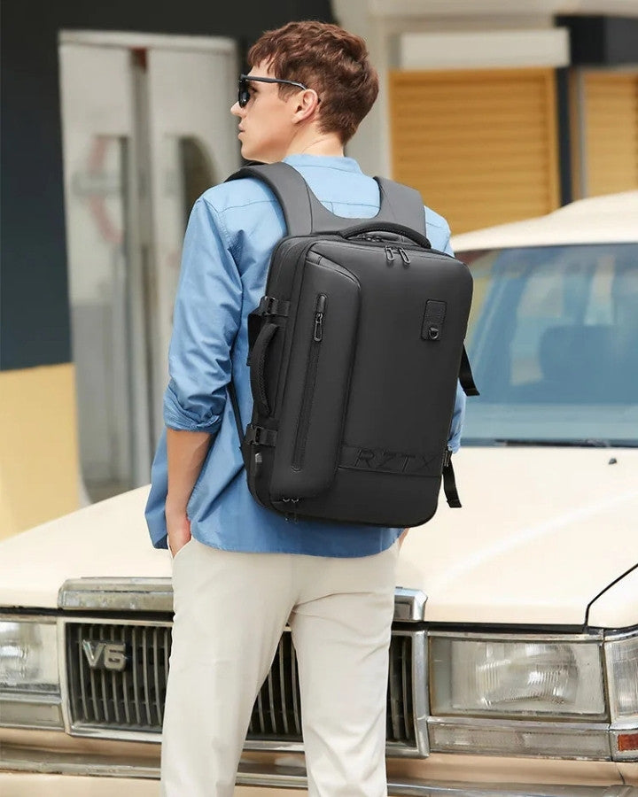 voyageur portant le sac à dos compressible format bagage cabine sur son dos