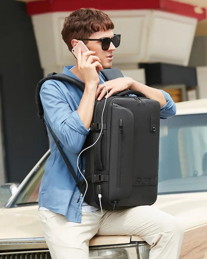 utilisation du port usb sur sac à dos compressible lors d’un déplacement par un homme