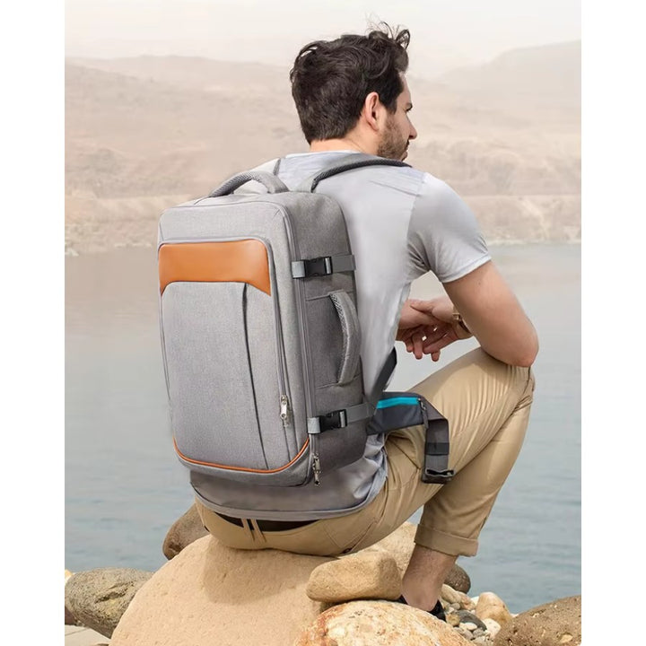 homme portant un sac à dos de voyage bagage cabine lors d’une aventure en extérieur