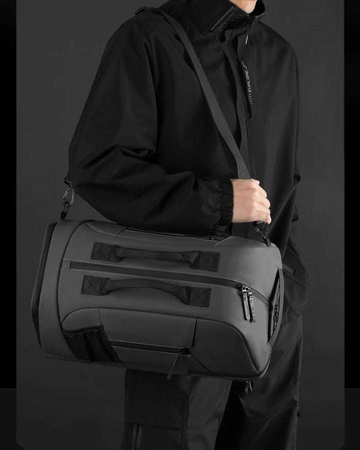 Sac à Dos de Voyage Bandoulière, gris foncé, porté en bandoulière sur l'épaule