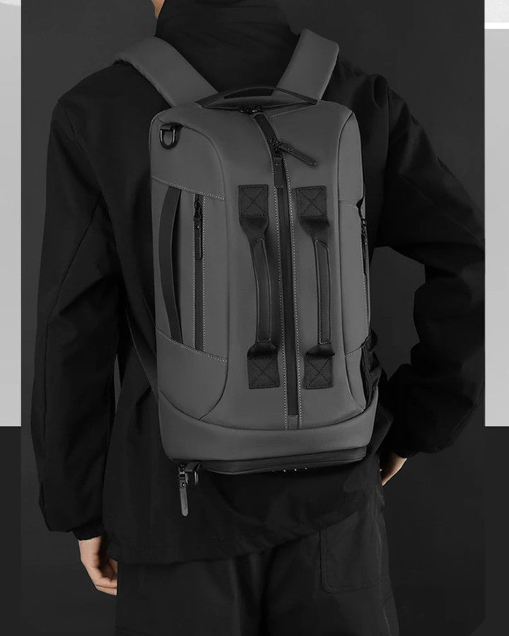 Sac à Dos de Voyage Bandoulière, gris foncé, porté sur le dos d'un homme