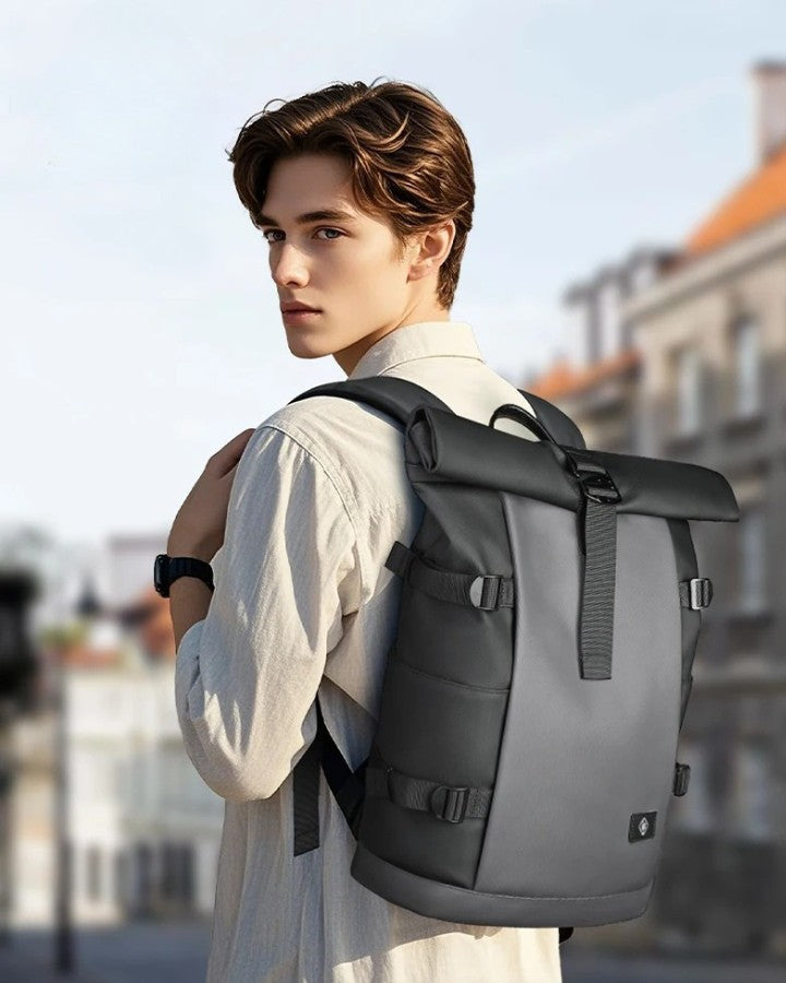 Sac à Dos avec Fermeture à Enroulement, porté sur le dos d'un homme, étudiant ou jeune