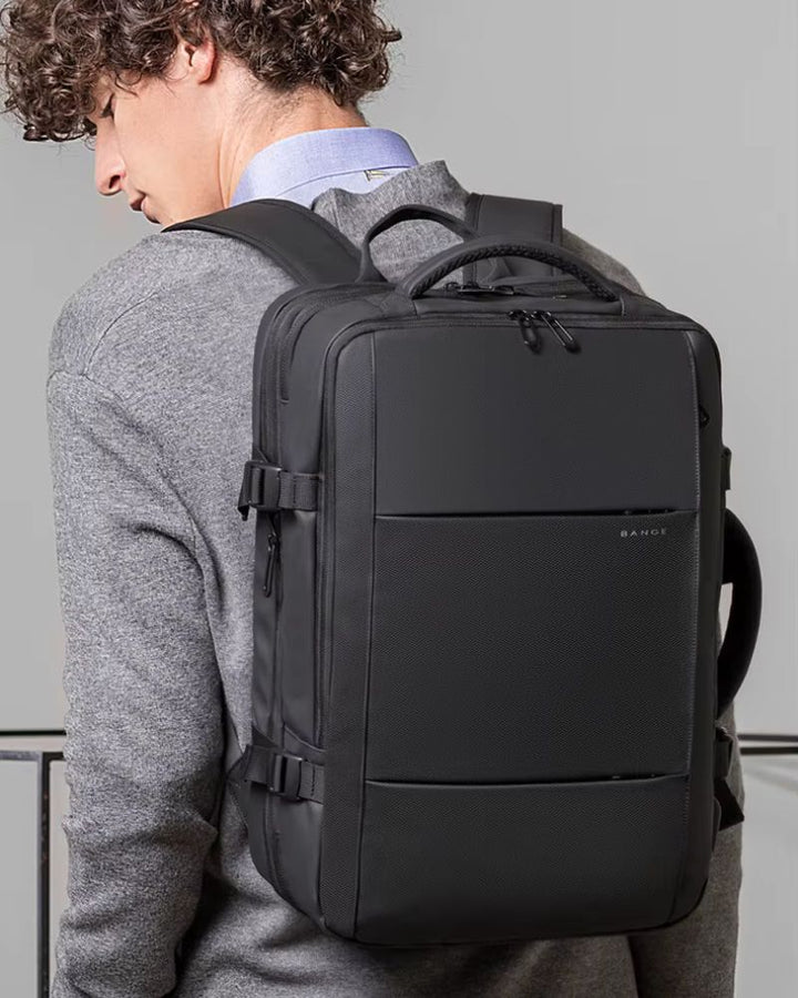 Sac à Dos Modulable - Format Voyage Bagage Cabine, porté sur le dos d'un homme