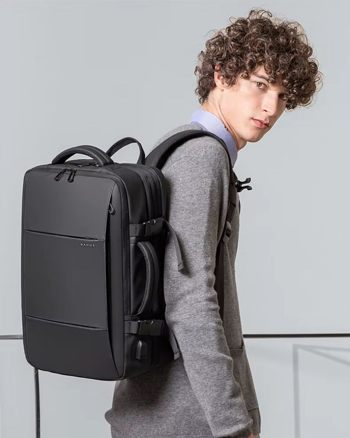 Sac à Dos Modulable - Format Voyage Bagage Cabine porté sur l'épaule d'un homme