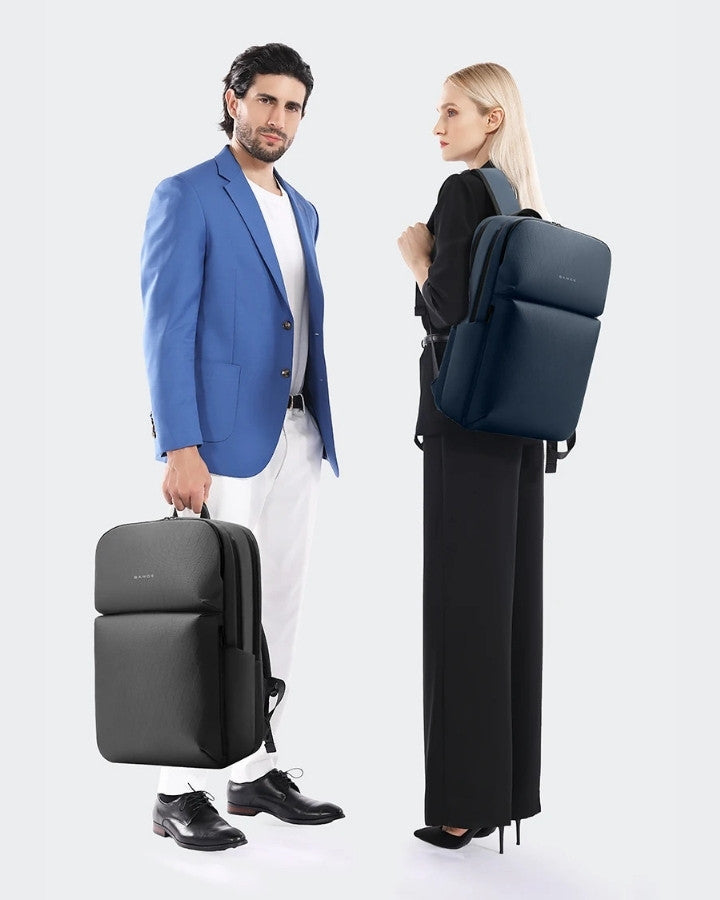 sac à dos multi compartiment BANGE porté par professionnels en costume