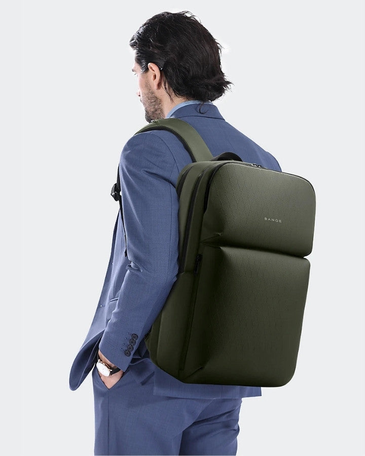 sac à dos multi compartiment kaki porté par un homme sur son épaule