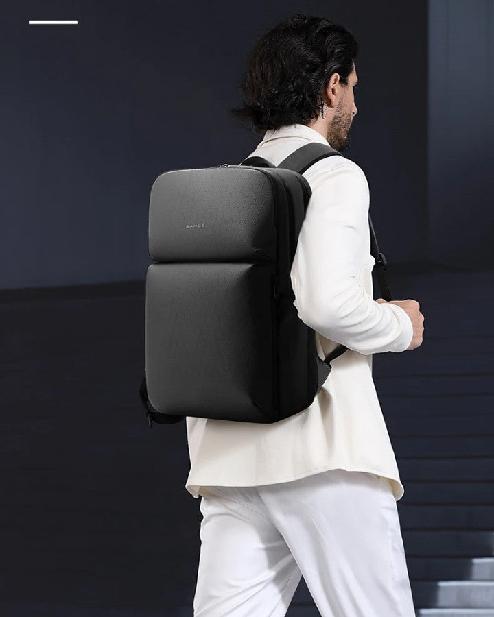 sac à dos multi compartiment BANGE porté par un homme en costume