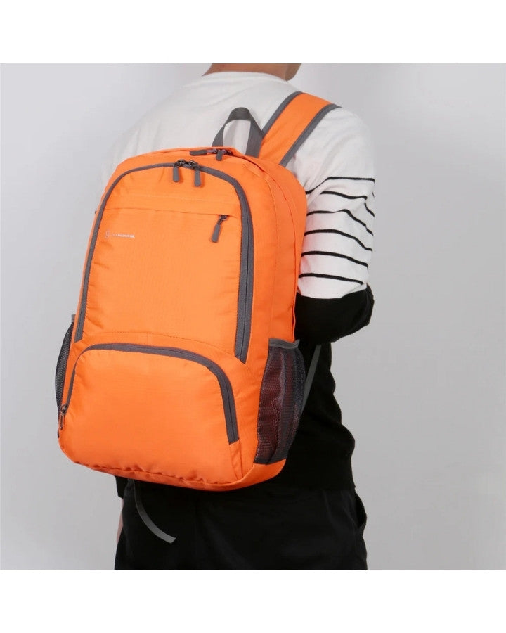 Sac à Dos en Nylon Léger Pliable, orange porté sur le dos d'un homme