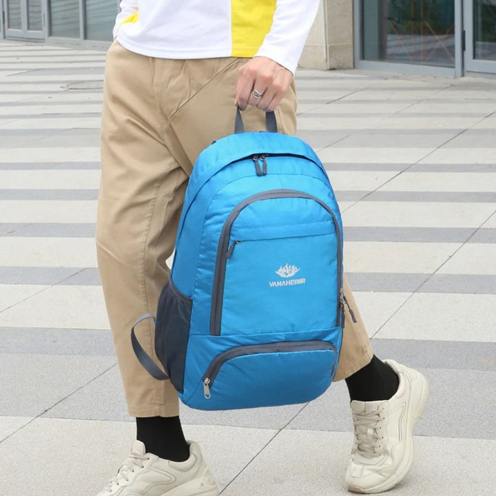 Sac à Dos Pliable, bleu porté à la main