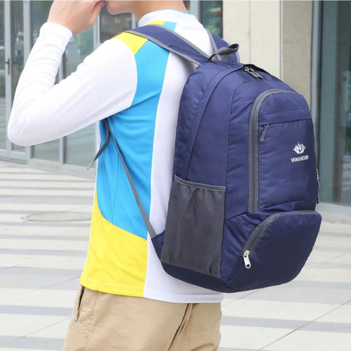Sac à Dos Pliable, bleu marine, porté sur le dos d'un homme