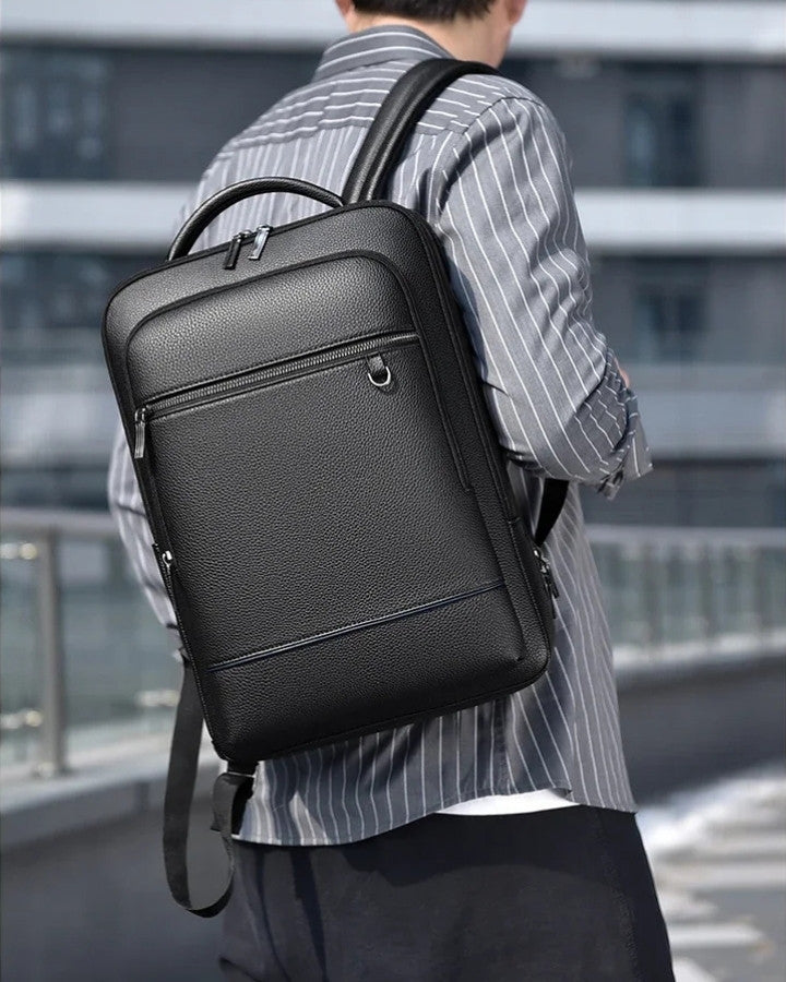 Sac à Dos Simili Cuir Homme porté sur l'épaule d'un homme