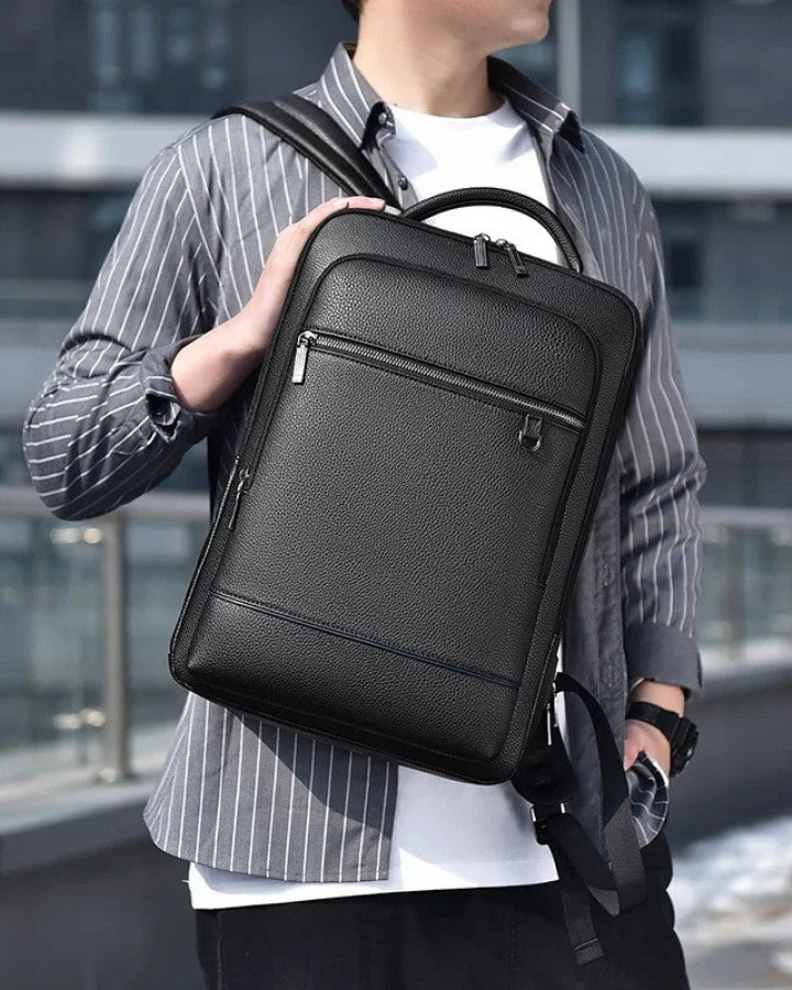 Sac à Dos Simili Cuir Homme porté sur le torse d'un homme