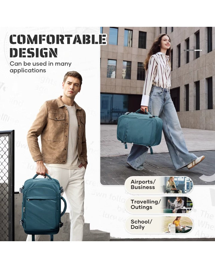 Voyageur portant un sac à dos 40 x 30 x 20 cm comme bagage cabine dans un terminal d’aéroport.