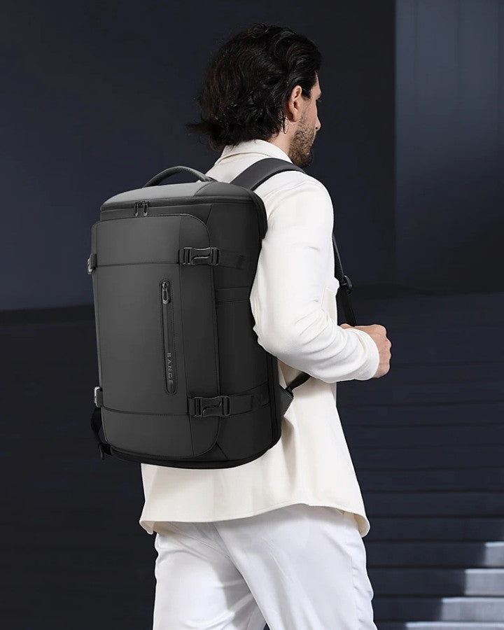 Sac à Dos de Voyage 45 x 36 x 20 cm porté sur le dos d'un voyageur