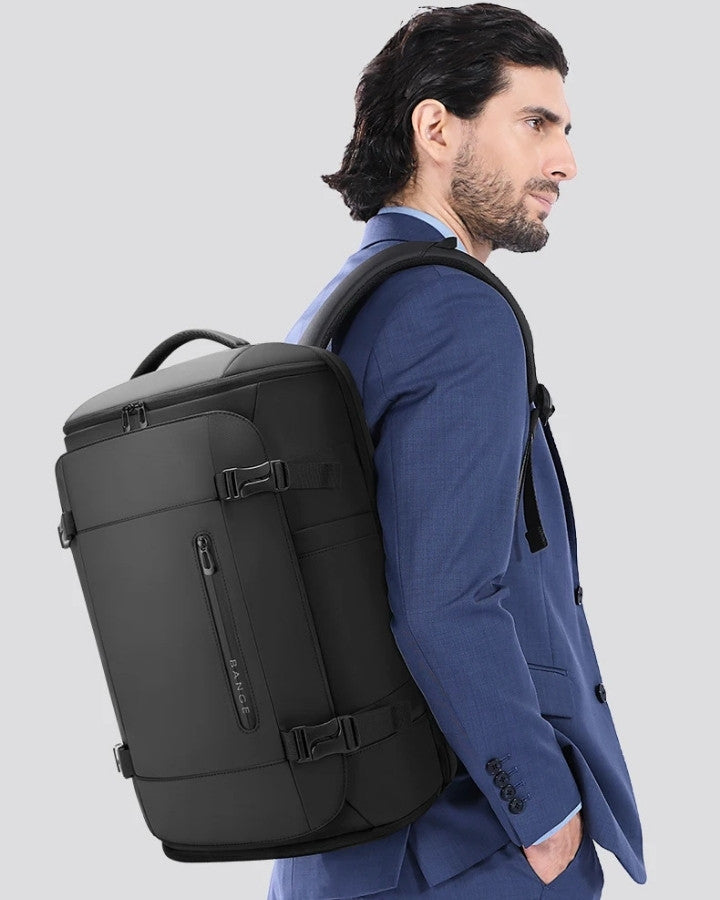Sac à Dos de Voyage 45 x 36 x 20, porté sur l'épaule d'un homme