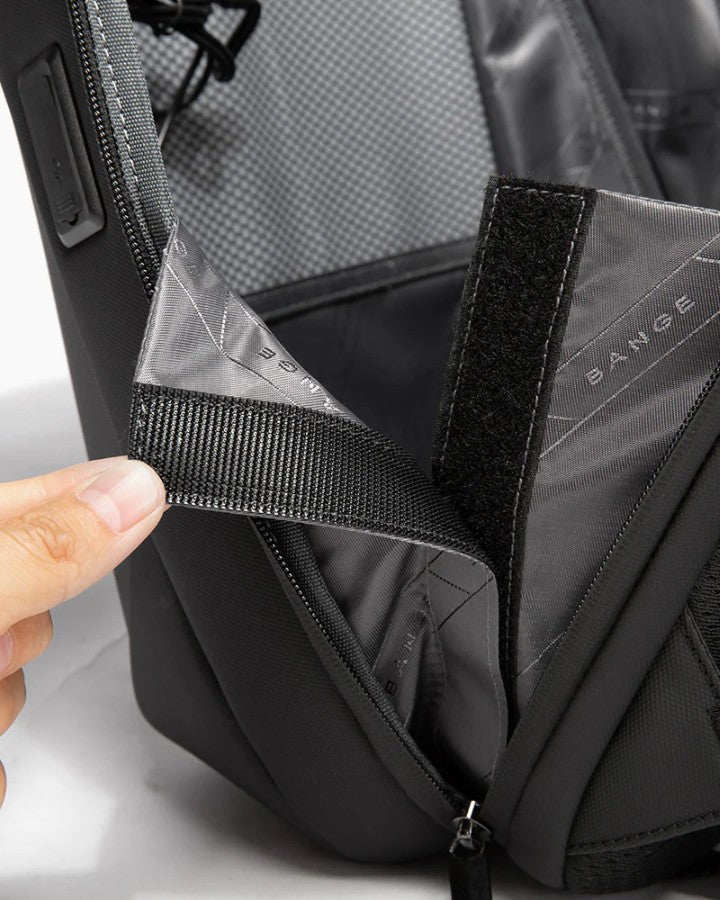 fermeture velcro sécurisée d’un sac à dos BANGE pour ordinateur portable
