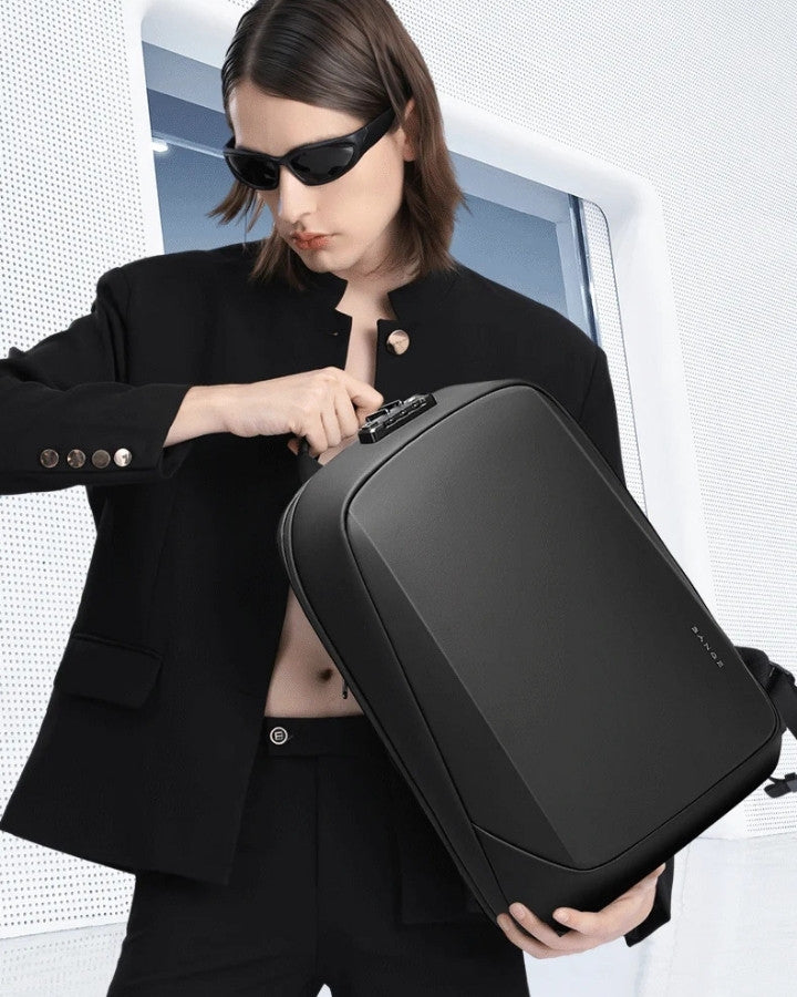 Sac à Dos Voyage Antivol porté par un homme avecd es lunettes de soleil noire