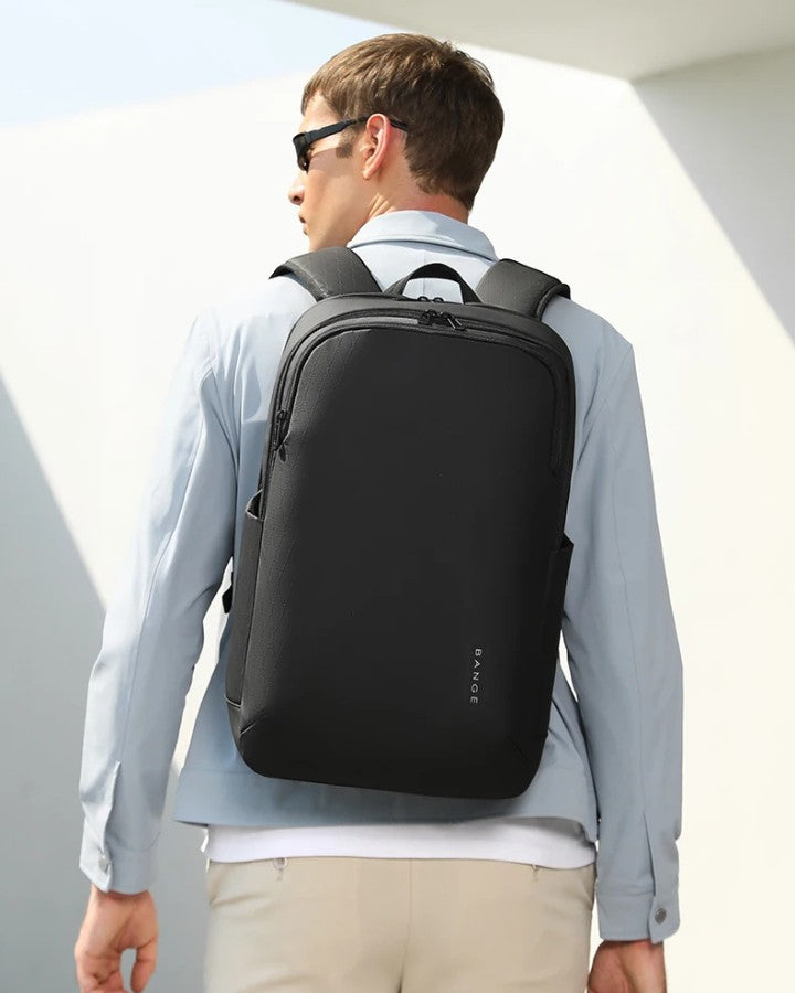 Sac à Dos de Voyage pour PC, porté par un homme, sur son dos