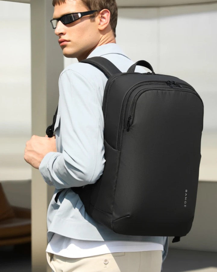 Sac à Dos de Voyage pour PC, porté sur l'épaule d'un homme