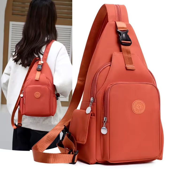 Sac de Poitrine Femme Chic, terracotta porté par une femme