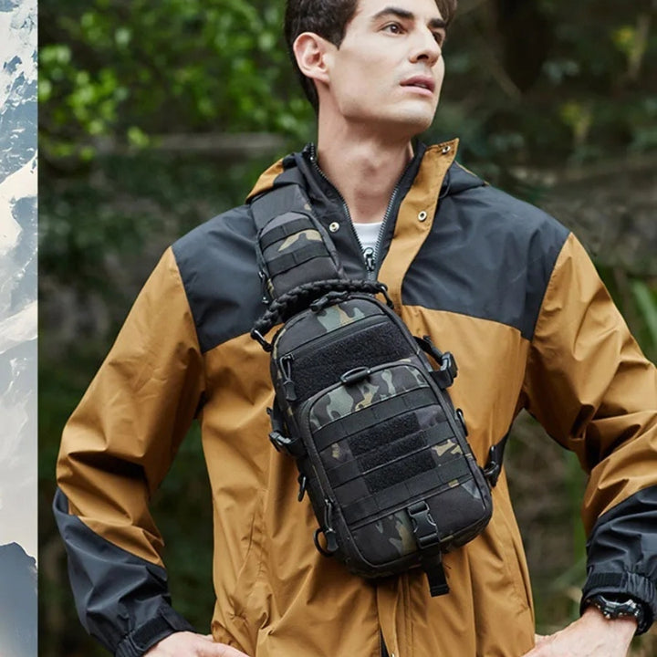 Sac de Poitrine Tactique, camouflage, porté sur la poitrine d'un homme