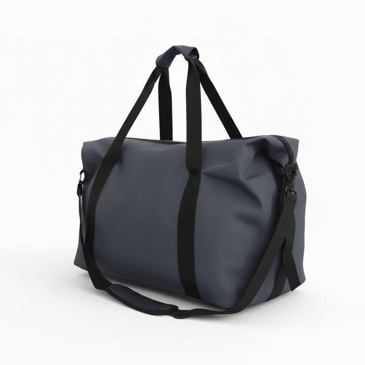 Sac fourre tout de voyage gris vu de côté, tissu Oxford enduit TPU imperméable et sangle bandoulière réglable.