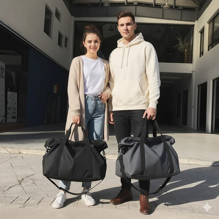 Couple portant un sac fourre tout de voyage noir et gris, idéal pour week-end, escapades et trajets urbains.