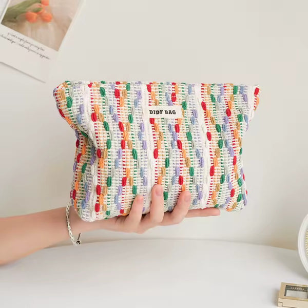 Trousse de Maquillage Originale - Handmade, taille M, tenue dans la main d'une femme