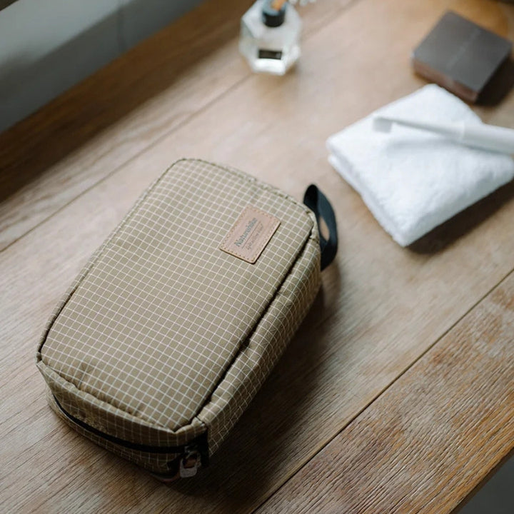 Trousse de toilette Accrochable, posé sur un meuble