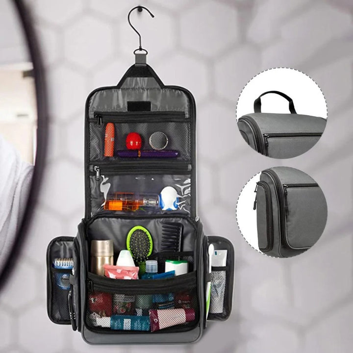 Intérieur de trousse de toilette suspendue avec crochet, vue sur les compartiments et espaces de rangement.