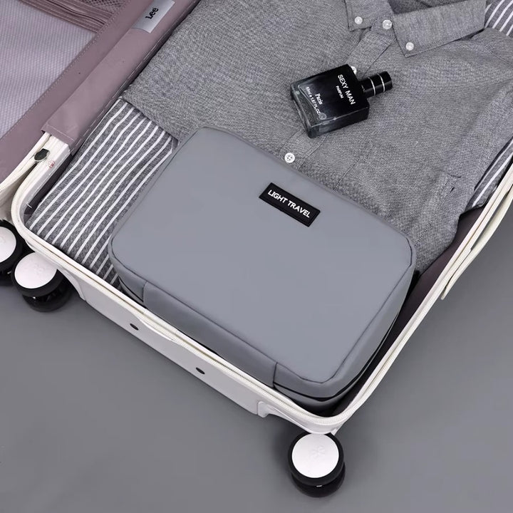 trousse de toilette compacte pour homme rangée dans une valise de voyage