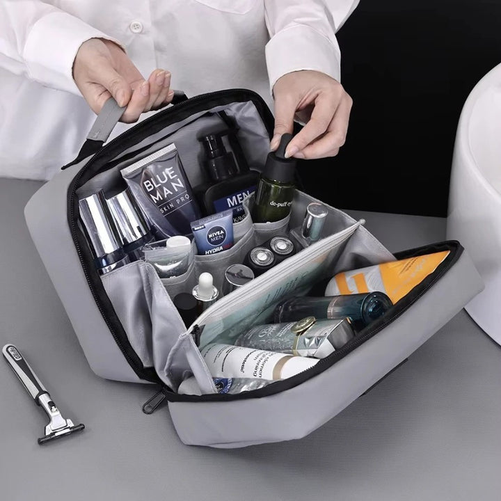 organisation complète des produits de soin dans une trousse de toilette avec poches