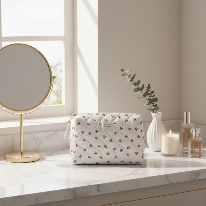 Grande trousse de toilette Cerise Today Mood sur plan de toilette en marbre près d’un miroir doré