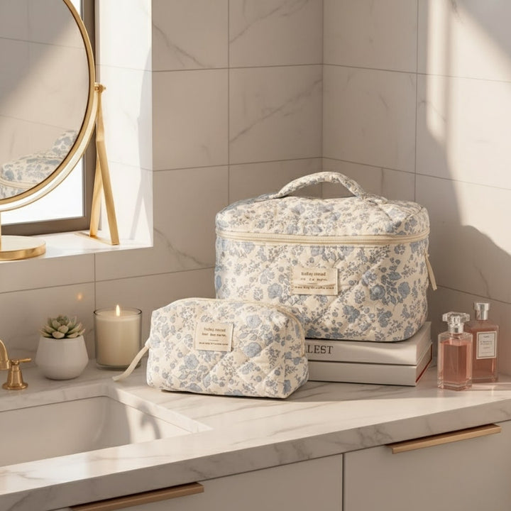 Collection Today Mood avec vanity et trousse de toilette fleurie matelassée sur plan de toilette en marbre