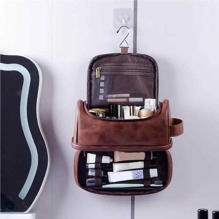 Trousse de Toilette Homme Cuir à Suspendre, suspendue à la salle de bain