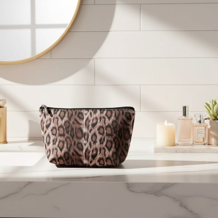 Trousse de toilette Léopard marron sur plan de toilette avec accessoires beauté