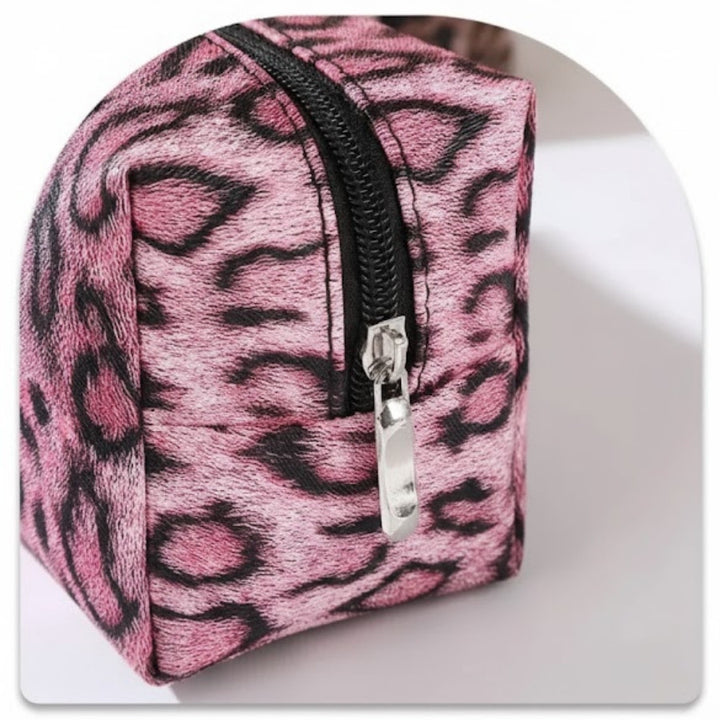 Détail fermeture éclair argentée sur trousse de toilette Léopard rose
